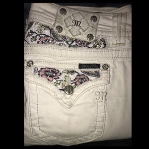 Size 29. White Miss Me Capri’s